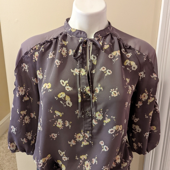 Lauren Conrad purple/gray floral blouse with buttons and tie. Size XS - Picture 5 of 9
